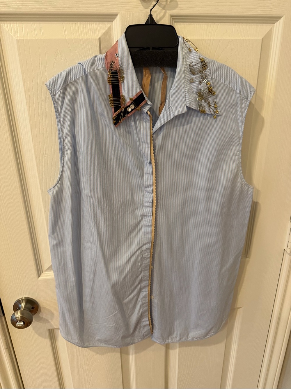 🇮🇹 N21 Sleeveless Light Blue Shirt with Embellished Collar